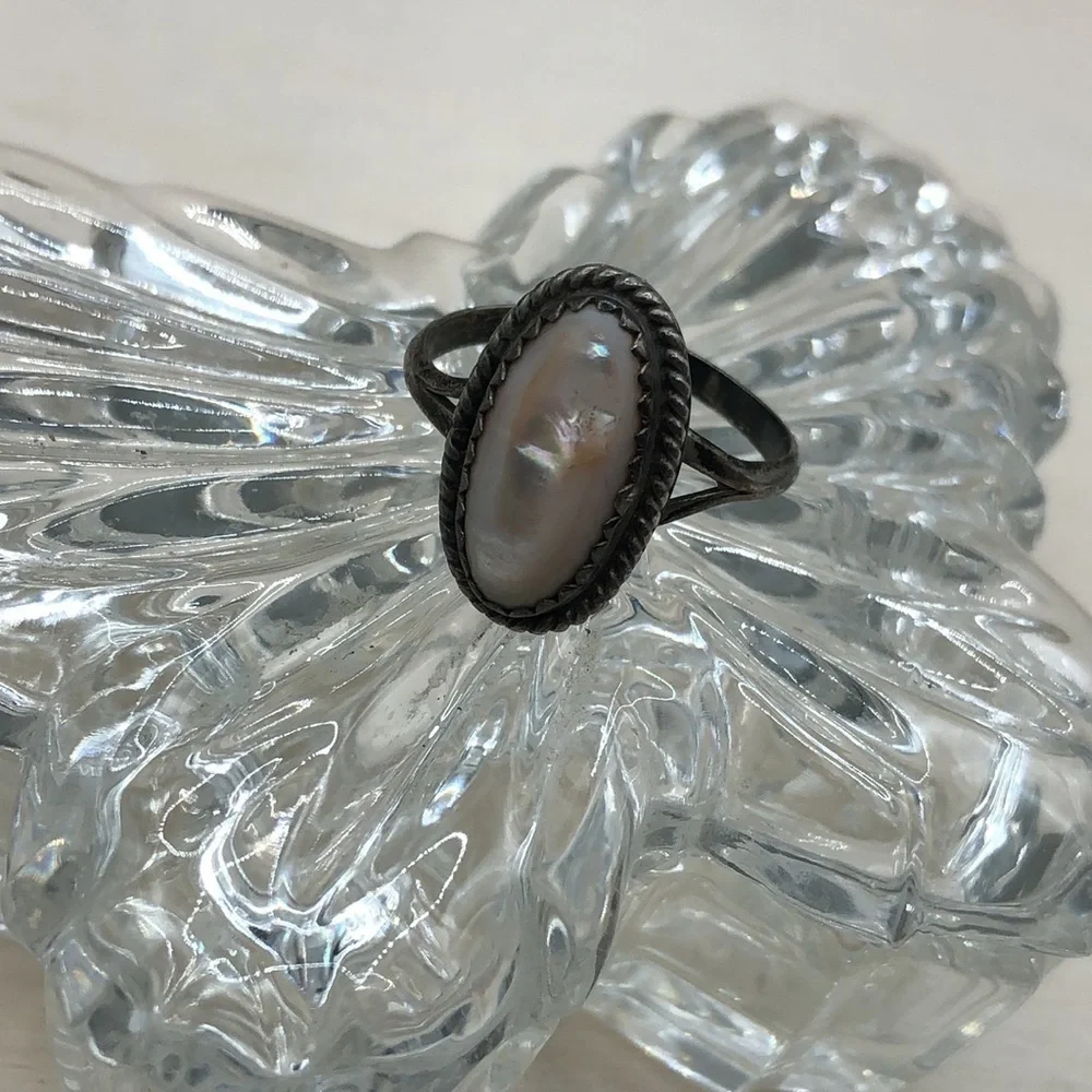 Vintage artisan MoP elegant ring sterling silver sz 7 rustic Native American - Picture 3 of 7